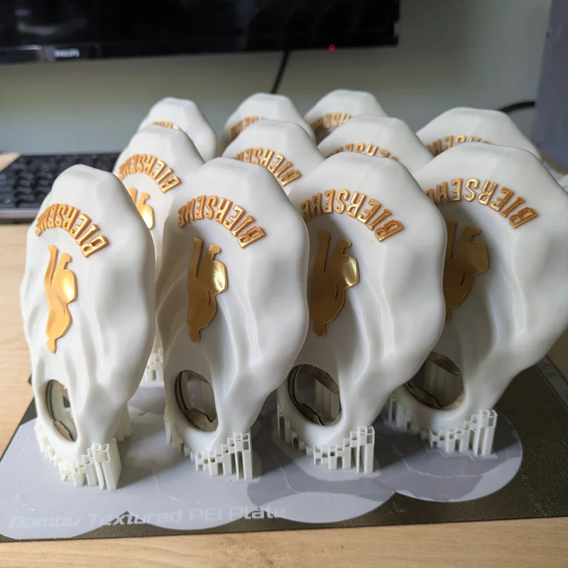 Custom bieropener in oestervorm met merkkleuren